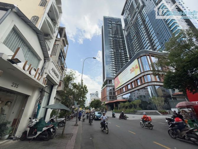 Bán Nhà 2MT Nguyễn Trãi  Q1 - 8x23m - Nở Hậu 20m - 6Tầng - HĐ thuê 250 triệu - Giá 98 tỷ - 2