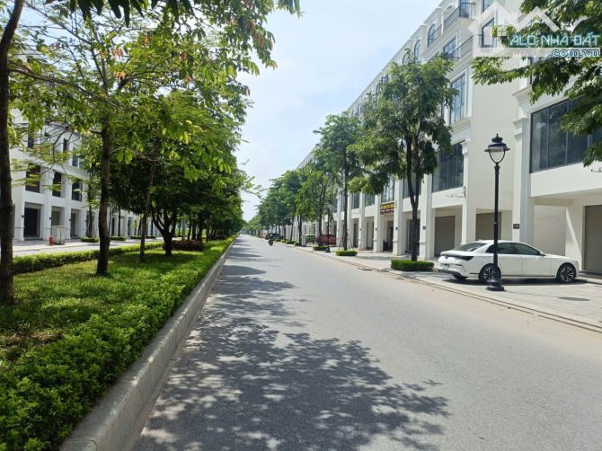 Đất DV Kim Chung 130.2m2-MT8.1m, vỉa hè KD, 2 ô tô tránh, giá ĐT 134tr/m2 - 2