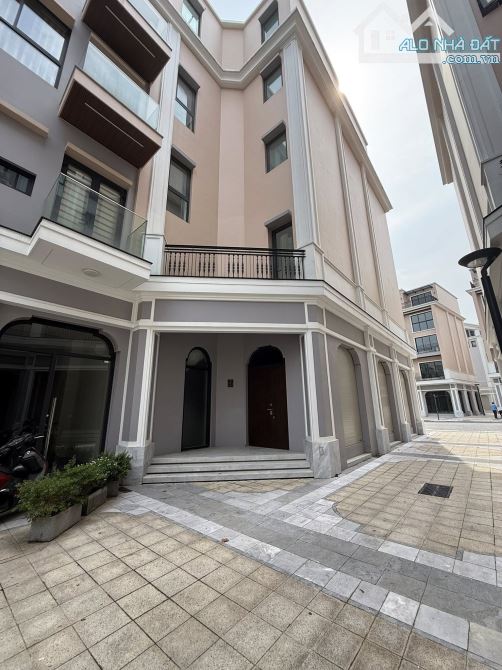 BÁN NHÀ KHU KĐT The Manor Nguyễn Xiển. LÔ GÓC . 3 THOÁNG . DT 235M . NHÀ 5 TẦNG  MT 29 M - 3