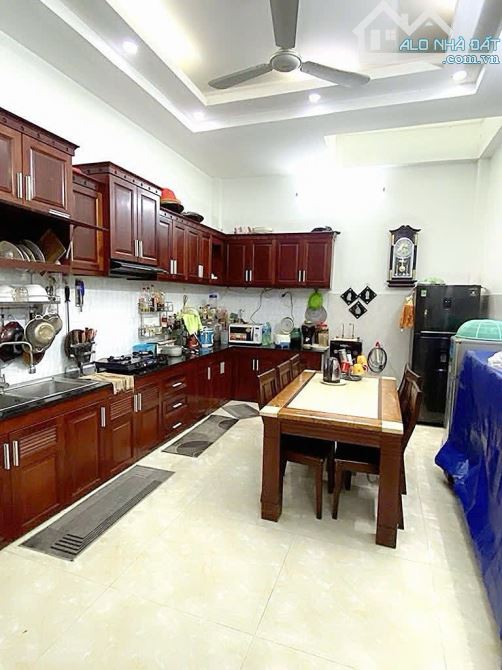 NHÀ ĐẸP Ở NGAY- CẠNH SIÊU THỊ AEON MAIL- TÂN PHÚ- DT 4m x 15m - 4 TẦNG BTCT - 5 PHÒNG NGỦ - 3