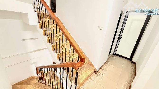 HÀNG HIẾM TRUNG KÍNH – PHÂN LÔ Ô TÔ TRÁNH – VỈA HÈ – 2 MẶT THOÁNG - 3