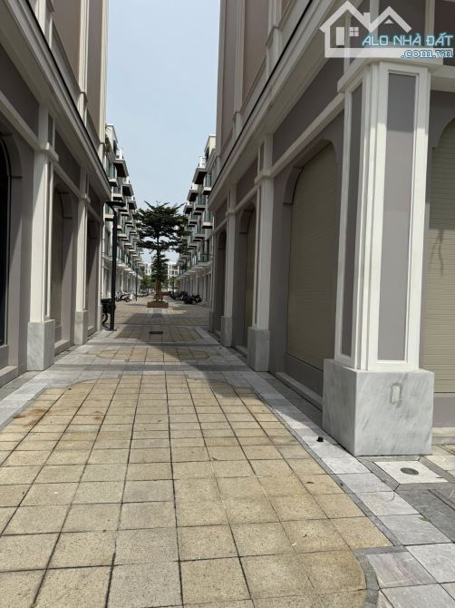 BÁN NHÀ KHU KĐT The Manor Nguyễn Xiển. LÔ GÓC . 3 THOÁNG . DT 235M . NHÀ 5 TẦNG  MT 29 M - 4