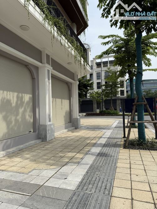 BÁN NHÀ KHU KĐT The Manor Nguyễn Xiển. LÔ GÓC . 3 THOÁNG . DT 235M . NHÀ 5 TẦNG  MT 29 M - 5