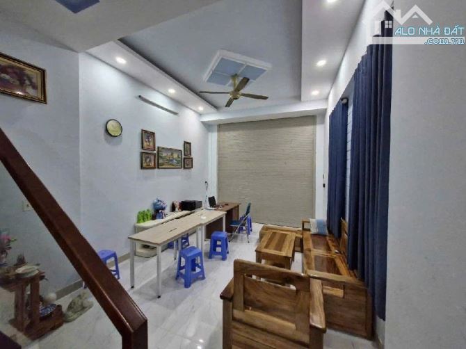Bán nhà 3 Tầng- NGANG 6M-Linh Đông Thủ Đức gần Ủy Ban Phường,đường Ô TÔ,5 Phòng Ngủ - 5