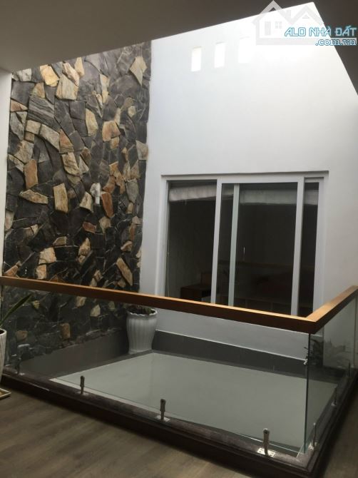Hot! Bán nhà đẹp Hoàng Hoa Thám (7x20m) 4 tầng ở ngay - chỉ 22.8 tỷ - sát nhà ga T3 - 5
