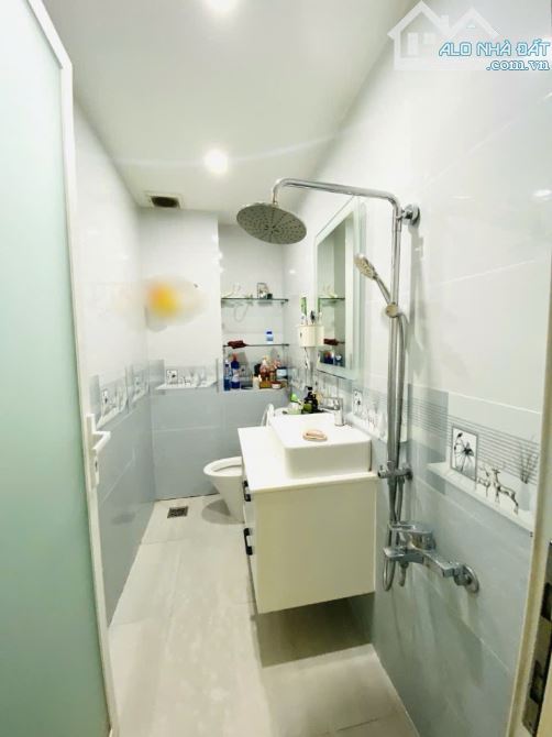 Q7 HXH 4.6x16M 4 TẦNG NHÀ ĐẸP KẾ BÊN PHÚ MỸ HƯNG 7 CHỖ ĐỖ CỬA GẦN MẶT TIỀN 7.xT - 7