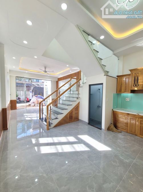 nhà 1 trệt 1 lầu 61,2m2 3ty5 TL góc 2MT cách đường Hoàng Minh Chánh 100m p.Hóa An - 9