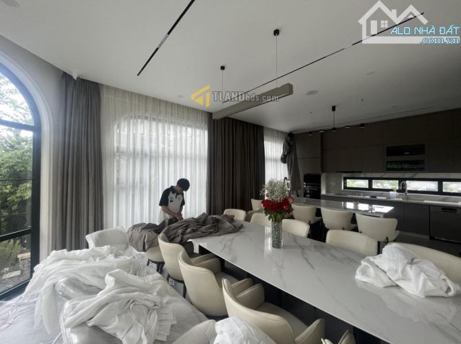 KẸT TIỀN THƯƠNG LƯỢNG MẠNH BÁN GẤP BIỆT THỰ 2 MẶT TIỀN ĐẸP NHẤT TRỊNH HOÀI ĐỨC
