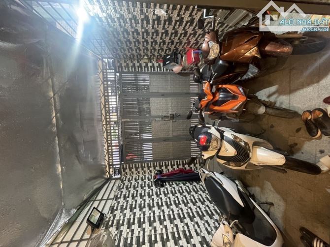 Bán gấp nhà đẹp ở ngay Trần Xuân Soạn, xe hơi ngủ nhà, 80m2, SHR, HCĐ, chỉ 14.8 tỷ.