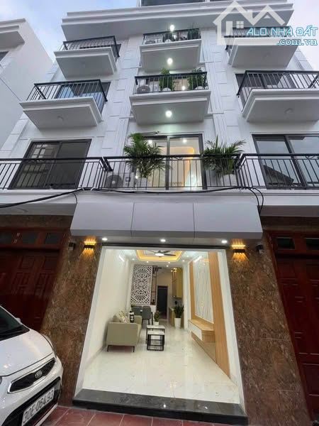 MỸ NỮ CHÂN DÀI - 5 TẦNG – 42M² – Ô TÔ ĐỖ – CHỈ 5,X TỶ ( CÓ TL ) #BÁT #KHỐI - #LONG #BIÊN