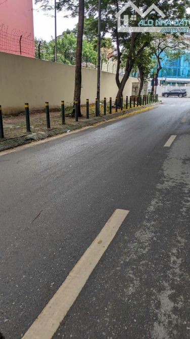Bán gấp nhà Cầu Giấy, ô tô đỗ cửa,  MT 5.2m, giá nhỉnh 10 tỷ