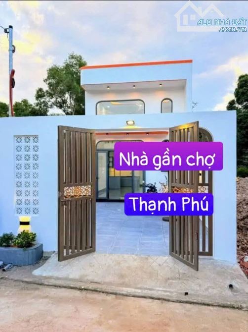 Trả trước 550 triệu nhà gần bên chợ Thạnh Phú hẻm lớn xe hơi đậu cửa.