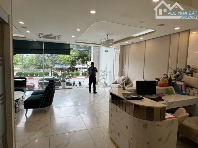 BÁN NHÀ MẶT PHỐ VIP CẦU GIẤY – PHỐ 8 LÀN XE, DẢI PHÂN CÁCH CÂY XANH – VỈA HÈ. 120M 10T