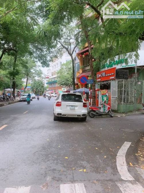 NHÀ  ĐẸP NGUYÊN HỒNG - BA ĐÌNH - PHÂN LÔ - Ô TÔ - VỈA HÈ 2 BÊN - KINH DOANH - 49M - 24,9