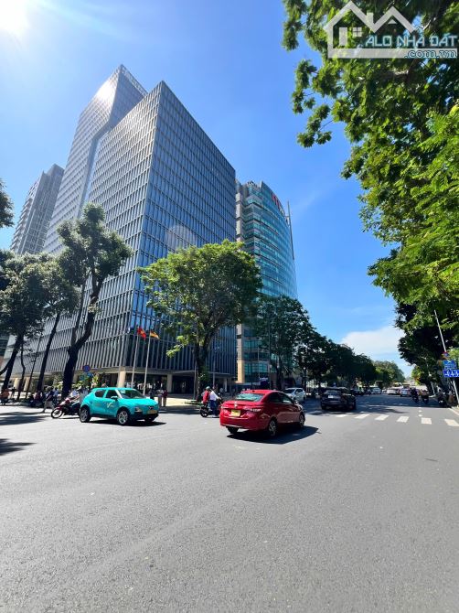 Bán nhà mặt tiền gần chợ Bến Thành, Quận 1, (5.3x20m), 5 tầng, cho thuê 5000$, giá 45 tỷ.