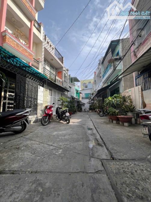 Hẻm XH ra Lê Văn quới, 4 tầng, HC đủ, nhỉnh nhẹ , thiện chí bán