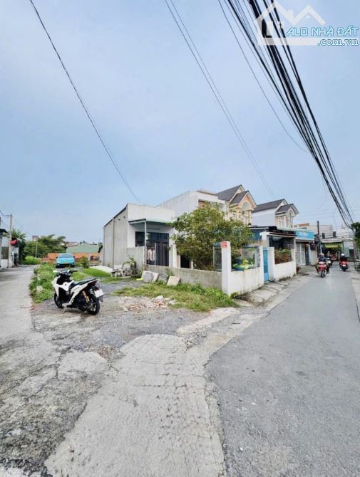 Bán Lô Đất Góc 2 Mặt Tiền Gần Trường THCS Tân Phong, đường thông ra Chợ Bà Thức