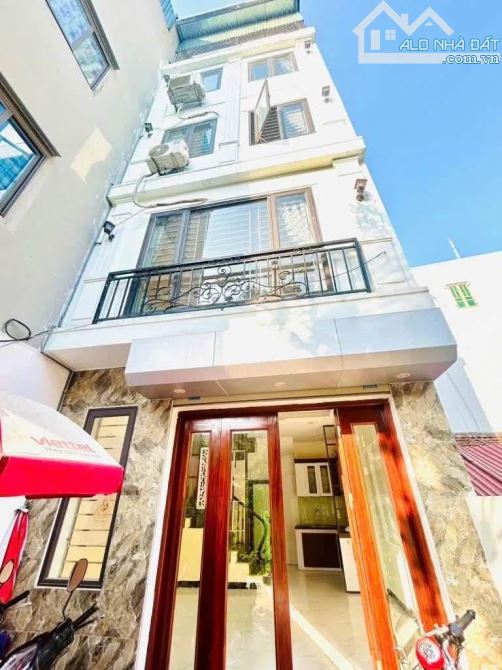 Bán nhà Ngoạ Long, 42m hơn 5 tỷ, nhà đẹp, ở ngay, 2 thoáng, gần ô tô, chủ thiện chí bán