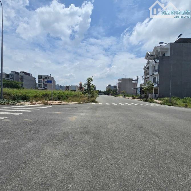 Giảm Sốc 2 Tỷ – Cặp Góc 2MT Đối Diện Chợ – Gần Làng Đại Học – Giá Cực Tốt
