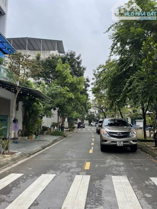Bán nhà khu đấu giá giang biên,73m2 đường oto tránh vỉa hè