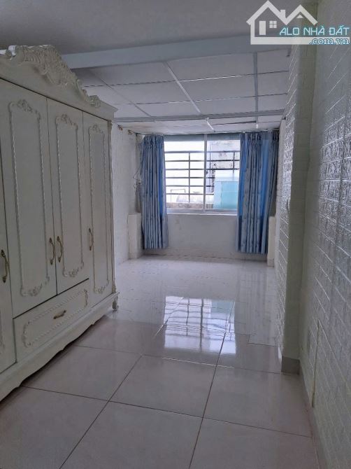 Bán nhà 3 tầng Lạc Long Quân , P10 , 18m2 , 2,5tỷ TL