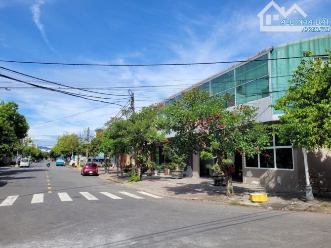 🎉🎉Vị trí đẹp lô góc 2 mặt tiền.  Một mặt đường 10.5m, một mặt đường 5.5m. Vỉa hè 5m.