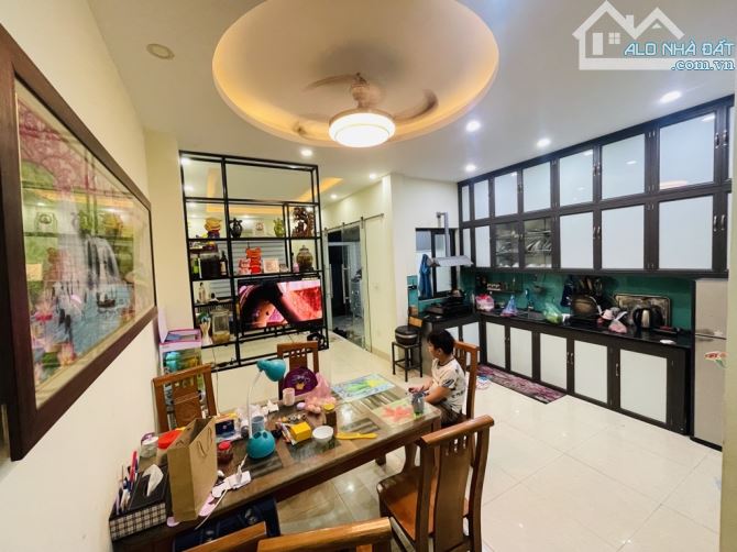 CỰ khối Long Biên -NHÀ ĐẸP 2 Tầng x 65m CHỦ TỰ XÂY - LÔ GÓC - SIÊU THOÁNG - GẦN Ô TÔ