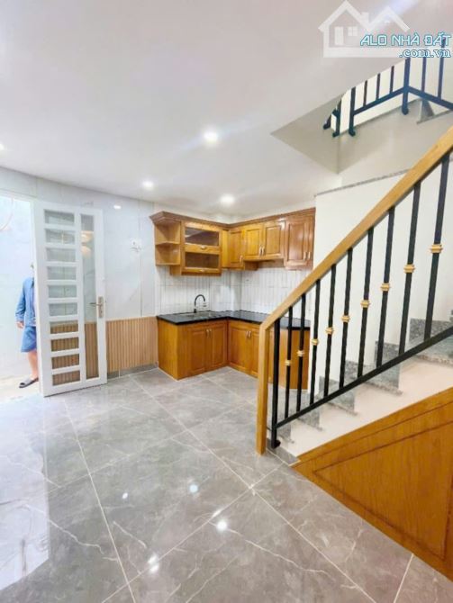 CÁCH MẶT TIỀN BẾN VÂN ĐỒN 30M XE HƠI  NGANG 4 DIỆN TÍCH SD 53M2 CÓ 2 TỶ HƠN