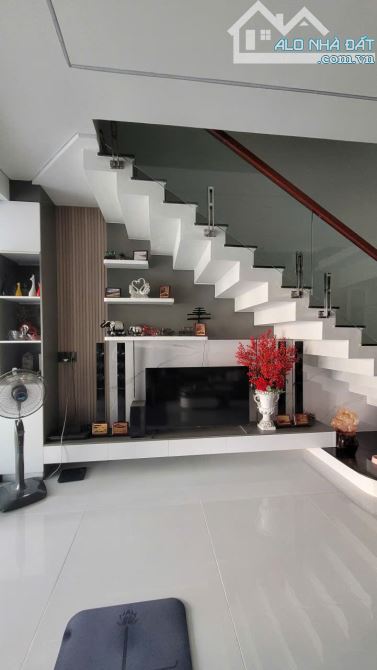 Bán nhà 1 trệt 2 lầu khu phố biển rạng đông Hướng Nam view công viên
