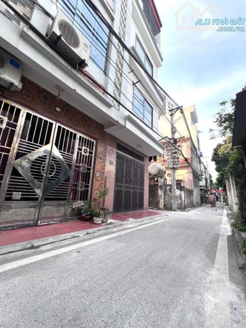 NHÀ DÂN XÂY.LÔ GÓC ĐỨC GIANG LONG BIÊN. NGÕ THÔNG Ô TÔ. 8.5 TỶ