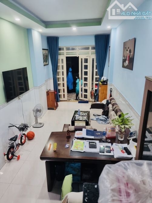 Hẻm xe hơi 1 xẹt CMT8 ra Tô Hiến Thành. Gần 50m2. 3 tầng mới. 3PN. ST. Giá 9,x tỷ.
