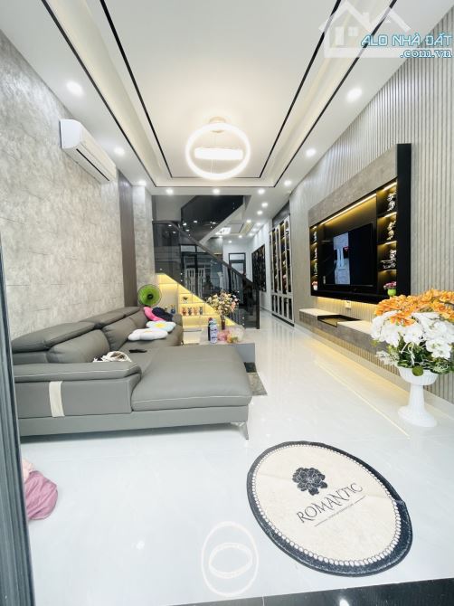 Nhà mới 3 tầng, 62m2, đúc BTCT, 4PN, view Landmark, gần Phú Mỹ Hưng, sổ hồng riêng. Chỉ 7, - 10