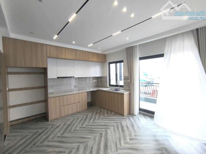 Siêu phẩm phố Trạm - ô tô vào nhà - 6 tầng - MT 4.6m - 10,6 tỷ - 10