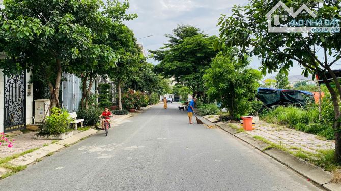 Bán nhà biệt thự kdc xây dựng 5 đường Liên Phường Quận 9 gần chợ Phước Bình (180m2) 24 tỷ - 1