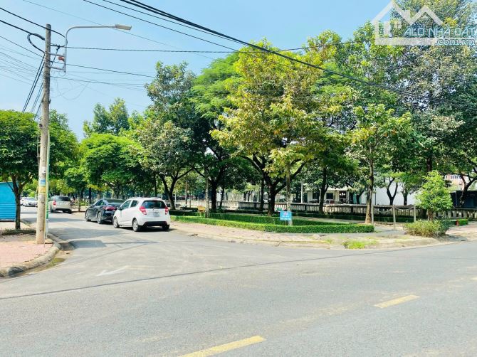 Giá 25 tỷ. Bán 3 lô đất góc 2 mặt tiền siêu hiếm đường D12 khu D2D Võ Thị Sáu. 12x18m.216m - 1