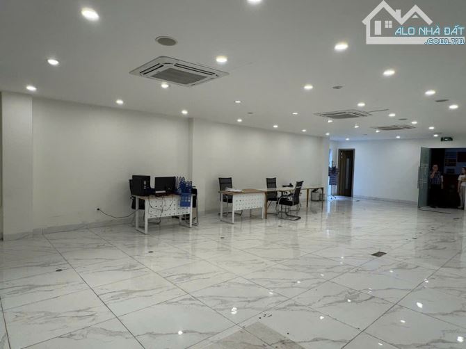 BÁN NHÀ MẶT PHỐ VIP CẦU GIẤY – PHỐ 8 LÀN XE, DẢI PHÂN CÁCH CÂY XANH – VỈA HÈ. 120M 10T - 1