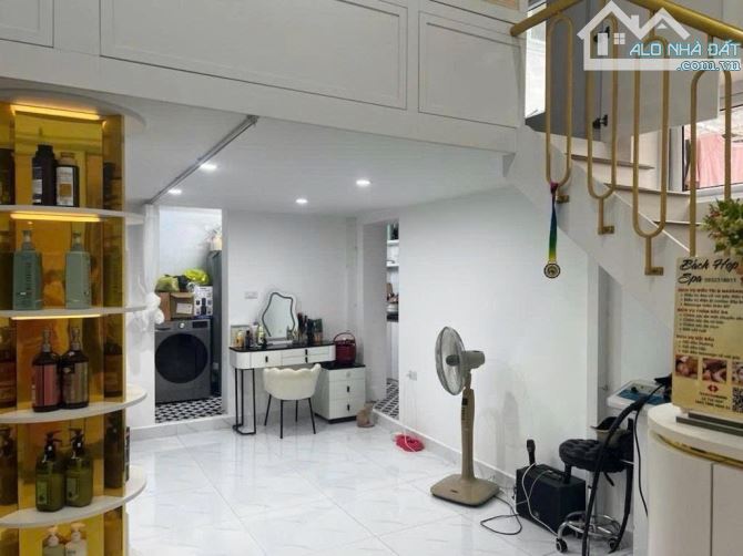 Bán TẬP THỂ EM GÁI PHỐ BẠCH MAI, 4.x TỶ, VÀI NƯỚC RA MP, KINH DOANH SPA, 2 Tầng THÔNG SÀN. - 1
