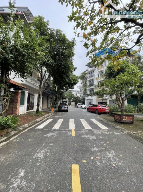 Bán nhà khu đấu giá giang biên,73m2 đường oto tránh vỉa hè - 1