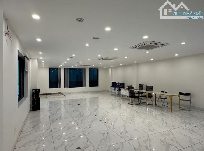 Bán tòa nhà VP mặt phố Trần Vĩ, gần chợ Đồng Xa, 10 tầng thang máy, vỉa hè thênh thang - 1