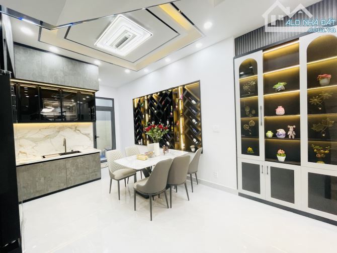 Nhà mới 3 tầng, 62m2, đúc BTCT, 4PN, view Landmark, gần Phú Mỹ Hưng, sổ hồng riêng. Chỉ 7, - 1