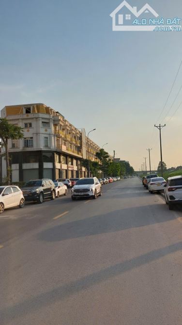 Bán nhà phố Đức Giang 40m2- 4 tầng- 8.5 tỷ, lô góc, dân xây, ô tô - 1