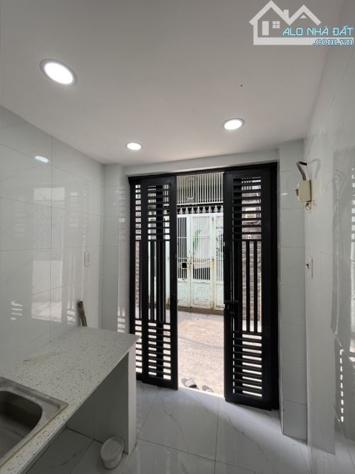 Cực hiếm chỉ 1,99 tỷ. Nhà 3 tầng 2PN. Ngay CMT8. Q10. Hẻm ba gác thông. - 1