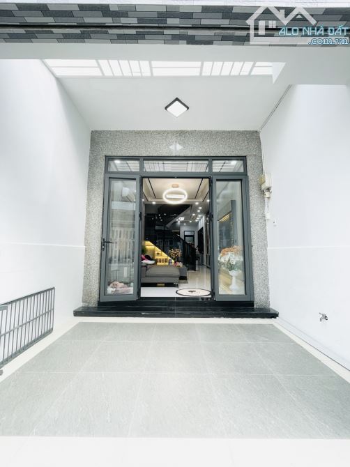 Nhà mới 3 tầng, 62m2, đúc BTCT, 4PN, view Landmark, gần Phú Mỹ Hưng, sổ hồng riêng. Chỉ 7, - 13