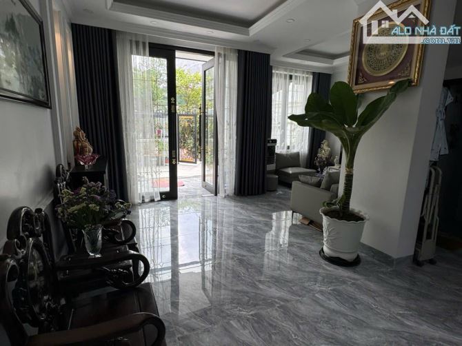 Bán biệt thự mini phố Ngô Gia Tự - Long Biên - 124m2 x 3 tầng - Giá 18,5 tỷ - 2