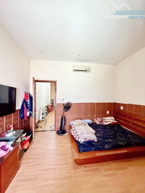 HOÀNG DIỆU - NHÀ 2 MẶT KIỆT TRƯỚC SAU - 3 TẦNG - 3.7 TỶ - 2