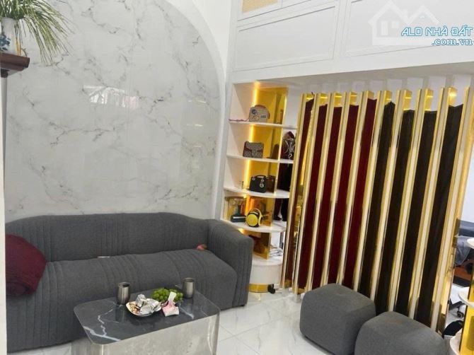 Bán TẬP THỂ EM GÁI PHỐ BẠCH MAI, 4.x TỶ, VÀI NƯỚC RA MP, KINH DOANH SPA, 2 Tầng THÔNG SÀN. - 2