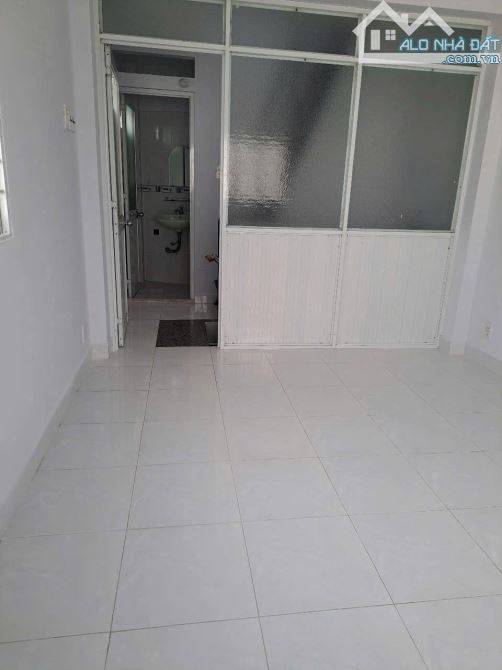 Bán nhà 3 tầng Lạc Long Quân , P10 , 18m2 , 2,5tỷ TL - 2