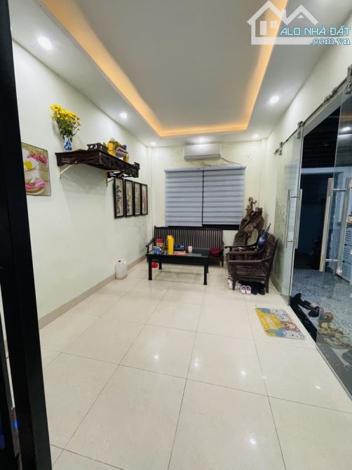CỰ khối Long Biên -NHÀ ĐẸP 2 Tầng x 65m CHỦ TỰ XÂY - LÔ GÓC - SIÊU THOÁNG - GẦN Ô TÔ - 2