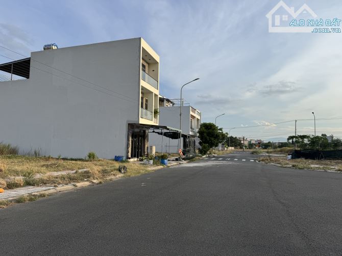 Lô đất hướng Đông Nam , mặt tiền đường 25m phường Phú Thạnh cũ, gân biển, gần sân bay - 2