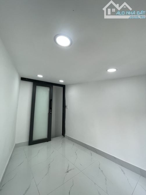 Cực hiếm chỉ 1,99 tỷ. Nhà 3 tầng 2PN. Ngay CMT8. Q10. Hẻm ba gác thông. - 2